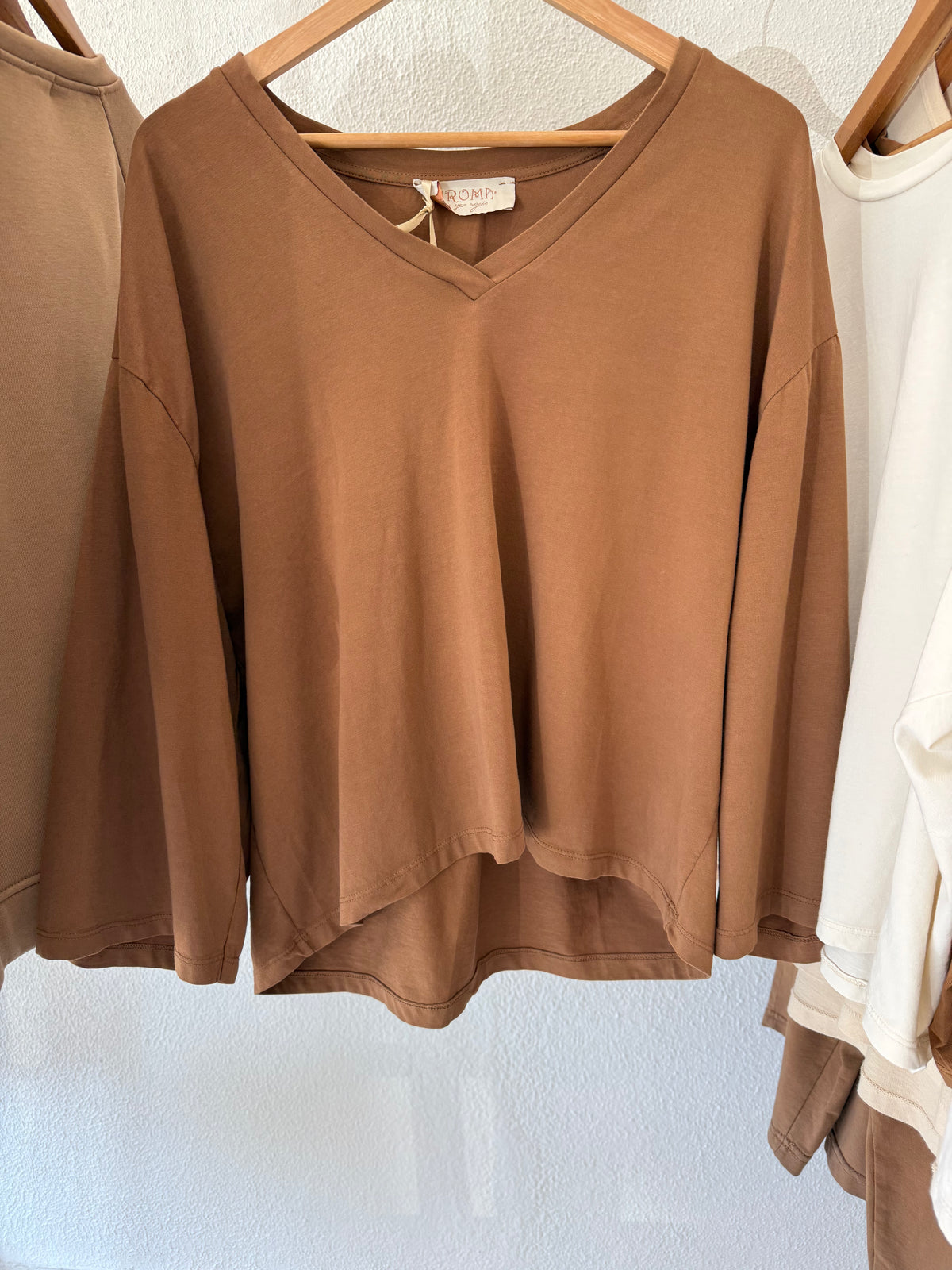 Cece V-Neck 3/4 Loose Sleeve Tee -Caramel